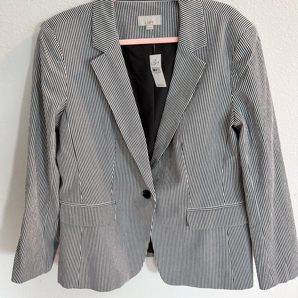 Loft Women’s Black and White Striped Blazer NWT Size 14
Size 14 - Picture 1 of 6